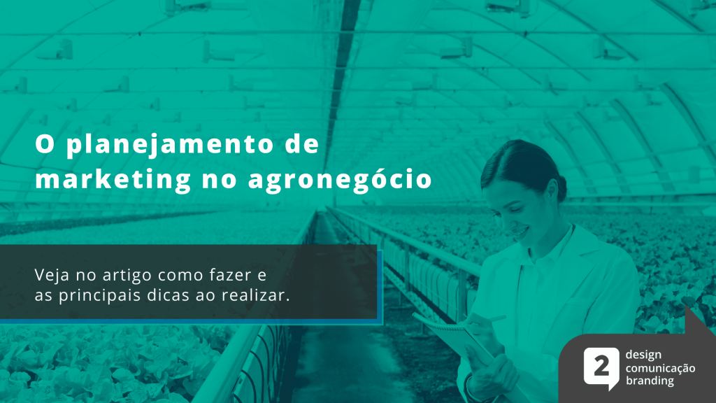 imagem: mulher jovem realizando o planejamento de marketing no agronegócio dentro de uma fazenda fechada