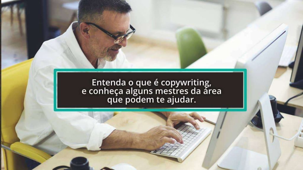 homem-adulto-digitando-no-computador-realizando-as técnicas de copywriting