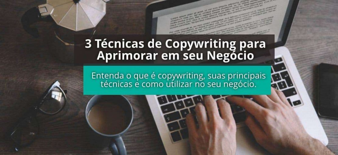 imagem-mão-escrevendo texto no computador-em uma mesa com café - com escrito "3 técnicas de copywriting para aprimorar em seu negócio" escrito em uma caixa de texto preta