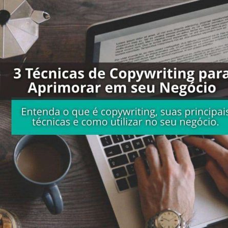 imagem-mão-escrevendo texto no computador-em uma mesa com café - com escrito "3 técnicas de copywriting para aprimorar em seu negócio" escrito em uma caixa de texto preta