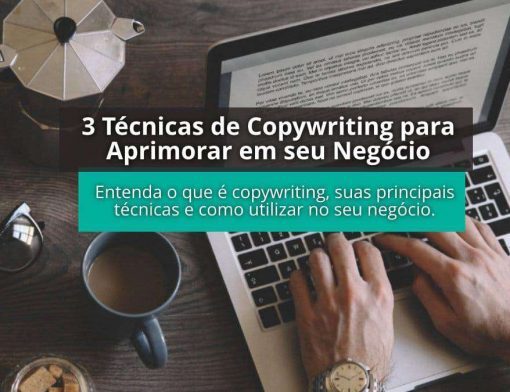 imagem-mão-escrevendo texto no computador-em uma mesa com café - com escrito "3 técnicas de copywriting para aprimorar em seu negócio" escrito em uma caixa de texto preta