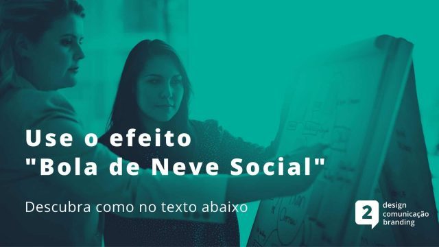 imagem duas mulheres criando estratégia visual em uma lousa branca, com texto "use o efeito bola de neve social sobreposto