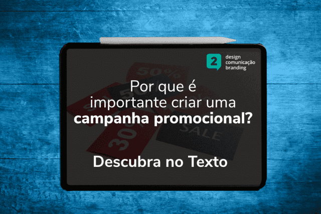 mockup tablet - fundo de madeira azul e escrito dentro do tablet - por que é importante criar uma campanha promocional?