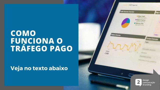 imagem computador mostrando tela de dados estilo google analytics e ao lado a frase "como funciona o tráfego pago, veja no texto abaixo"