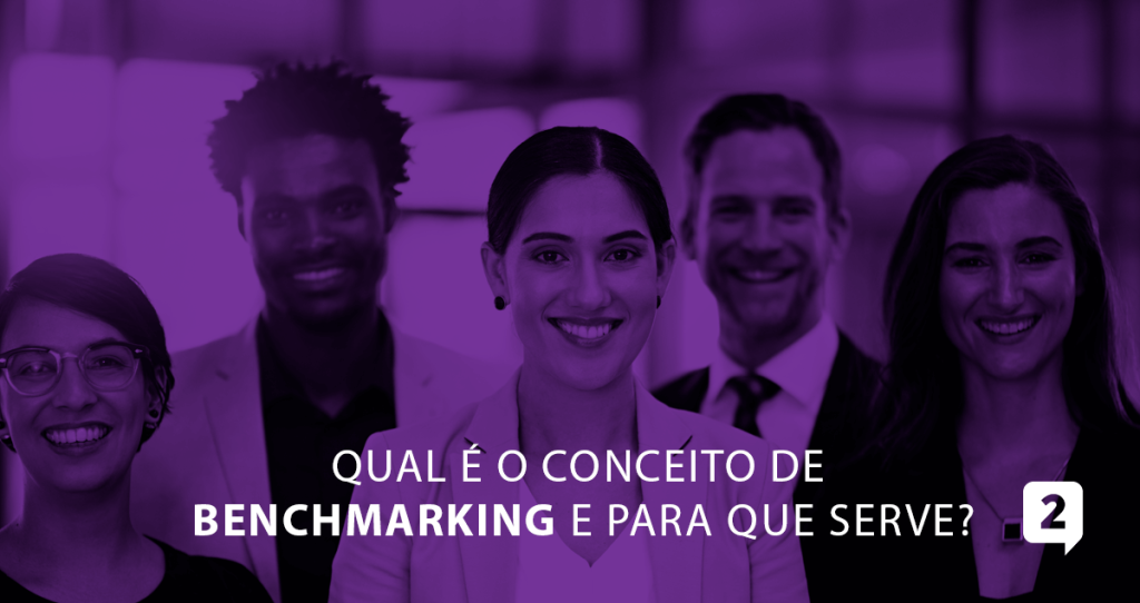 A imagem apresenta uma equipe corporativa com o seguinte texto descrito sobre a imagem "Qual é o conceito de benchmarking e para que serve?