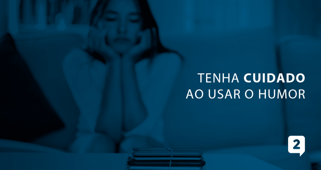 A imagem aborda uma mulher sentada em um sofá com um aspecto pensativo, a imagem aborda também a seguinte frase: "Tenha cuidado ao usar o humor".