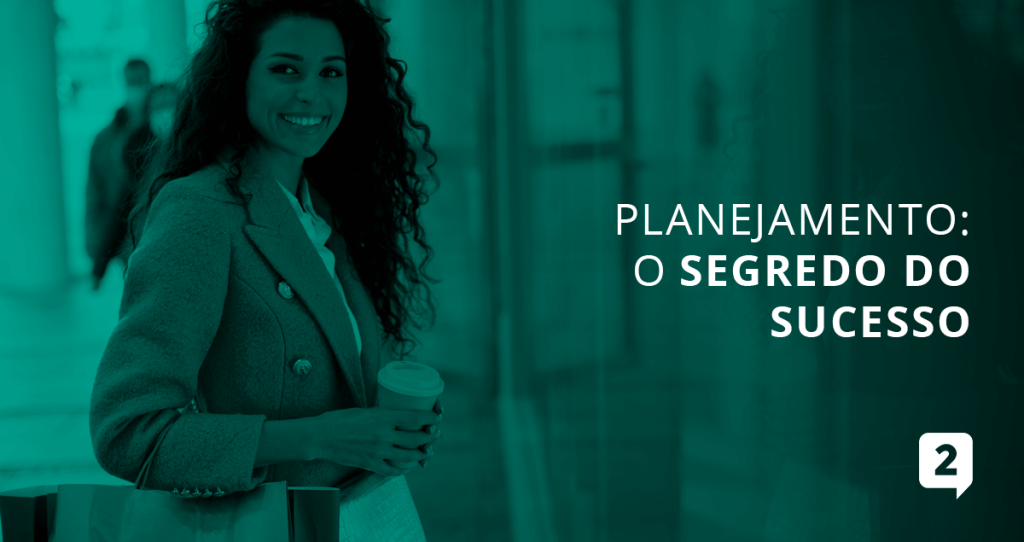 A imagem apresenta uma jovem empresária de terno segurando um copo descartável de café acompanhada pela seguinte frase: "Planejamento: O segredo do Sucesso"