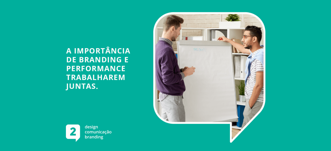 A imagem apresenta dois homens conversando de frente para um quadro branco com o seguinte texto ao lado: "A importância de Branding e Performance trabalharem Juntas."