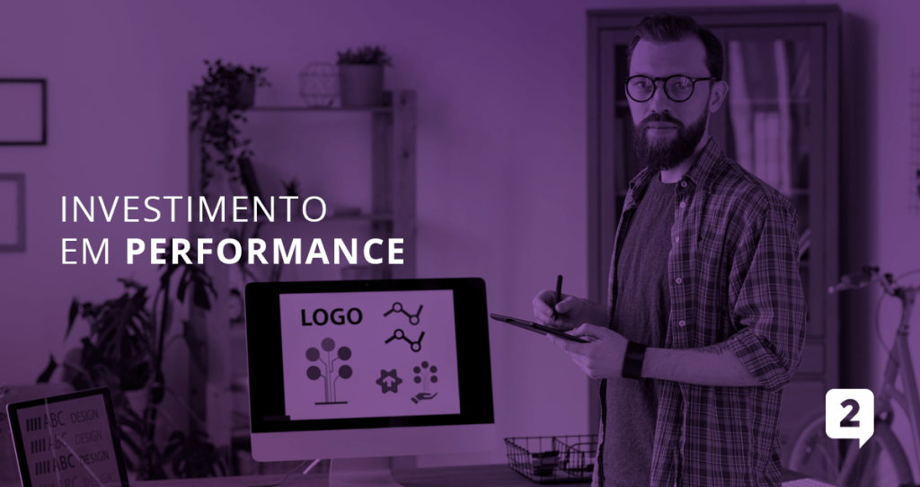 A imagem apresenta um designer em um escritório com um ipad na mão com a seguinte frase ao lado: "Investimento em Performance".